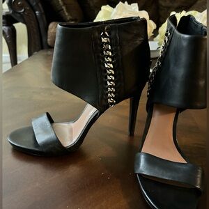 Black leather pump by Vince Camuto